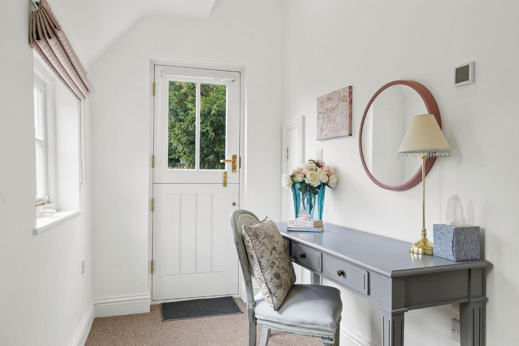 Flower Cottage By Ludlow Castle With Onsite Parking Exterior photo